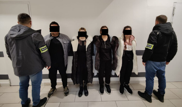 W okresie przedświątecznym kieszonkowcy nie próżnują. Policjanci WWP depczą im po piętach