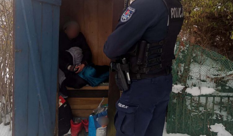 Policjanci pomogli kobiecie w kryzysie bezdomności, zagrożonej wychłodzeniem