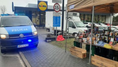 Nietrzeźwy sprzedawca na stoisku z fajerwerkami