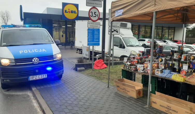 Nietrzeźwy sprzedawca na stoisku z fajerwerkami