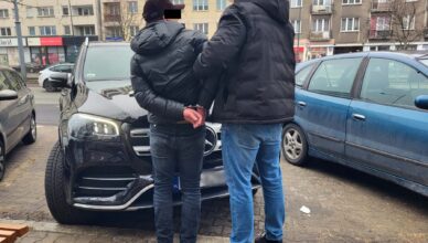 Na oczach policjanta ukradł z samochodu 7000 dolarów