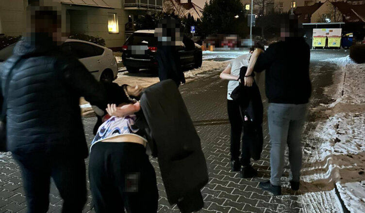 Kryminalni z Targówka zabezpieczyli ciastka z marihuaną i ostrą amunicję