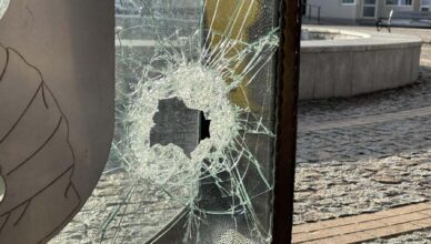 Rozbił skarbonkę, bo potrzebował pieniędzy na alkohol. Teraz może trafić do więzienia nawet na 15 lat