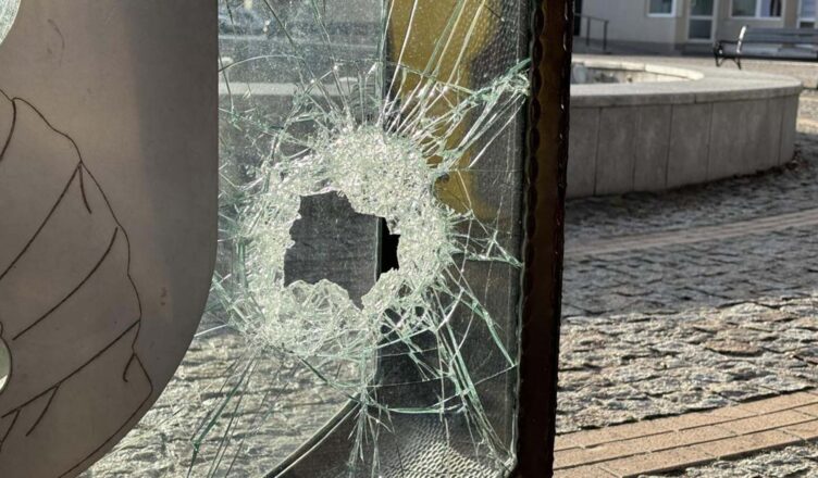 Rozbił skarbonkę, bo potrzebował pieniędzy na alkohol. Teraz może trafić do więzienia nawet na 15 lat