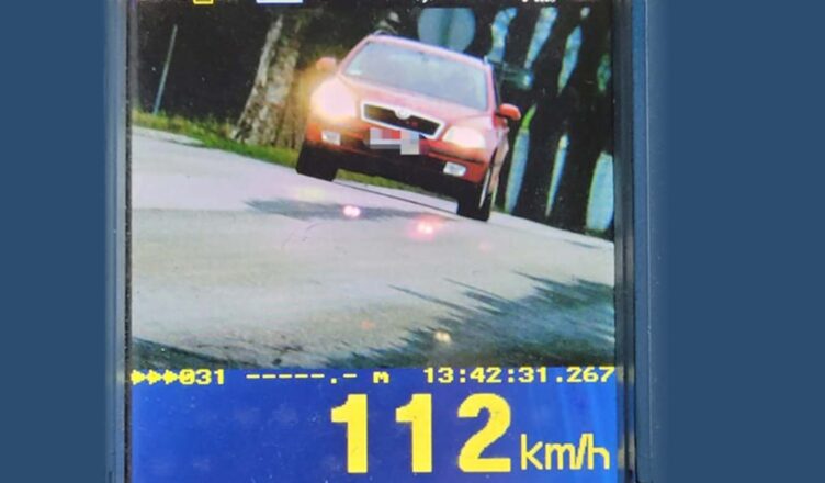 Utrata prawa jazdy, 2000 zł mandatu i 14 punktów karnych. Kosztowna jazda 82-latka