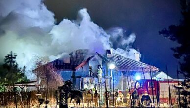Pożar domu jednorodzinnego. Z ogniem walczyło w sumie około 50 strażaków.