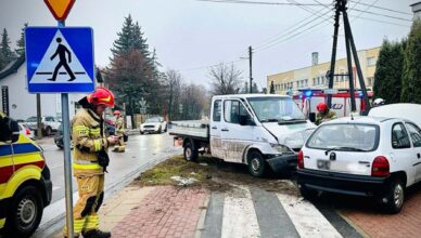 Jazda na pamięć zakończona wypadkiem przy „Kobyle”. Dwie osoby trafiły do szpitala.