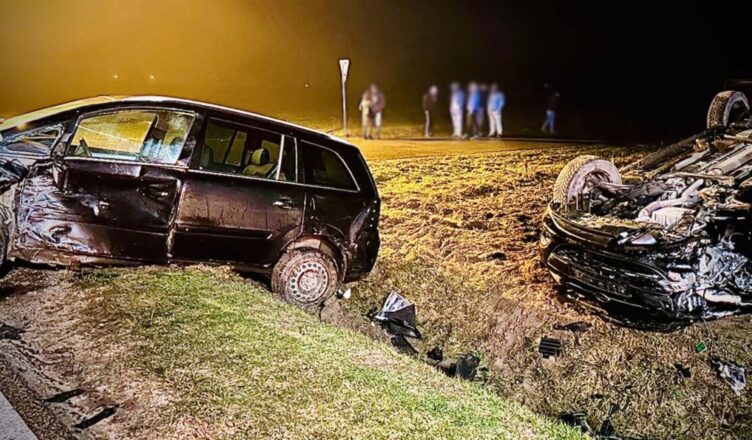 Szczęśliwe dachowanie. Dwa samochody wypadły z drogi i wylądowały w rowie.
