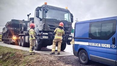 Wypadek z udziałem wojskowej kolumny pancernej. Na platformie przewożono czołg.