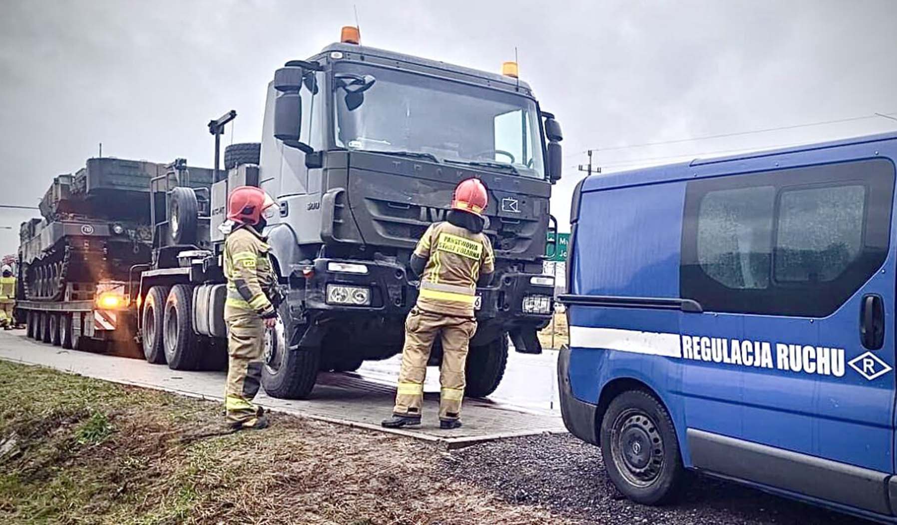 Wypadek z udziałem wojskowej kolumny pancernej. Na platformie przewożono czołg.