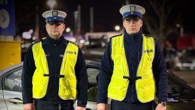 Policjanci z „drogówki” razem ze strażakami uratowali życie starszemu mężczyźnie.