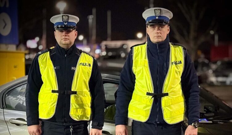 Policjanci z „drogówki” razem ze strażakami uratowali życie starszemu mężczyźnie.