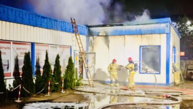 Nocny pożar na terenie lokalnej firmy. Paliła się część biurowa budynku.