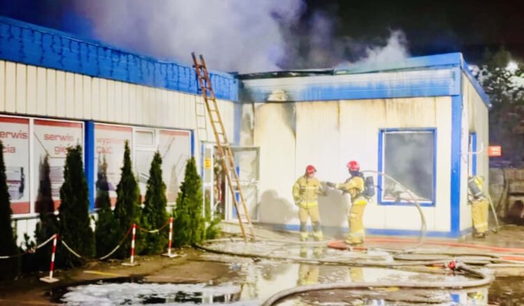 Nocny pożar na terenie lokalnej firmy. Paliła się część biurowa budynku.