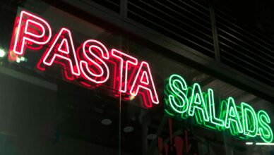 Czym jest reklama świetlna i co powinieneś o niej wiedzieć?