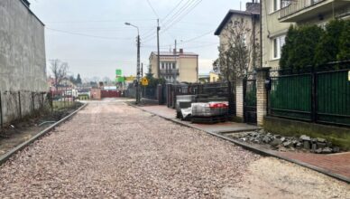 Zielonka - ulica Czwartaków z podbudową jezdni