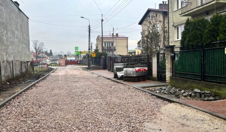 Zielonka - ulica Czwartaków z podbudową jezdni