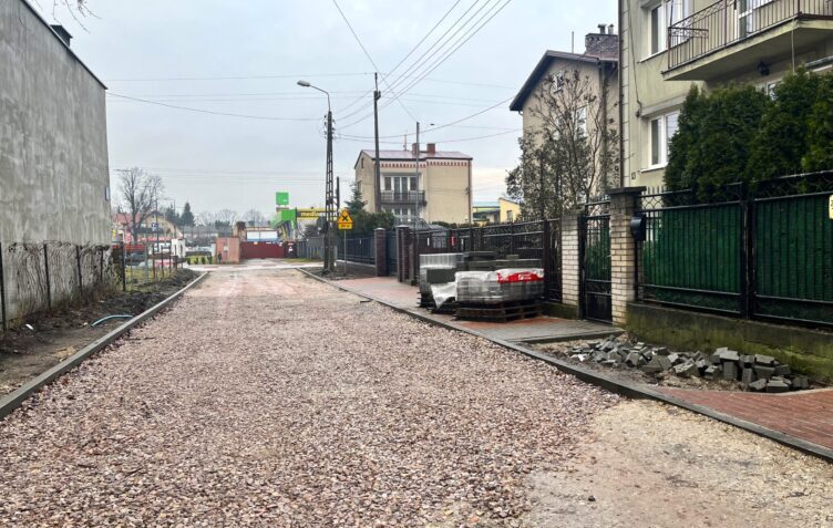 Zielonka - ulica Czwartaków z podbudową jezdni
