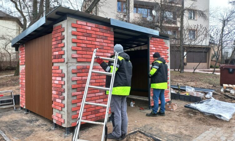 Zielonka - powstają wiaty w osiedlu Długa
