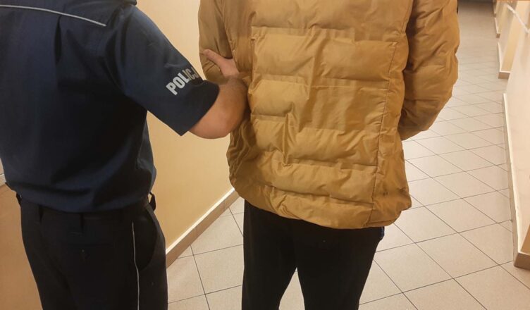 Na widok policjantów zatrzymał samochód i uciekł do lasu