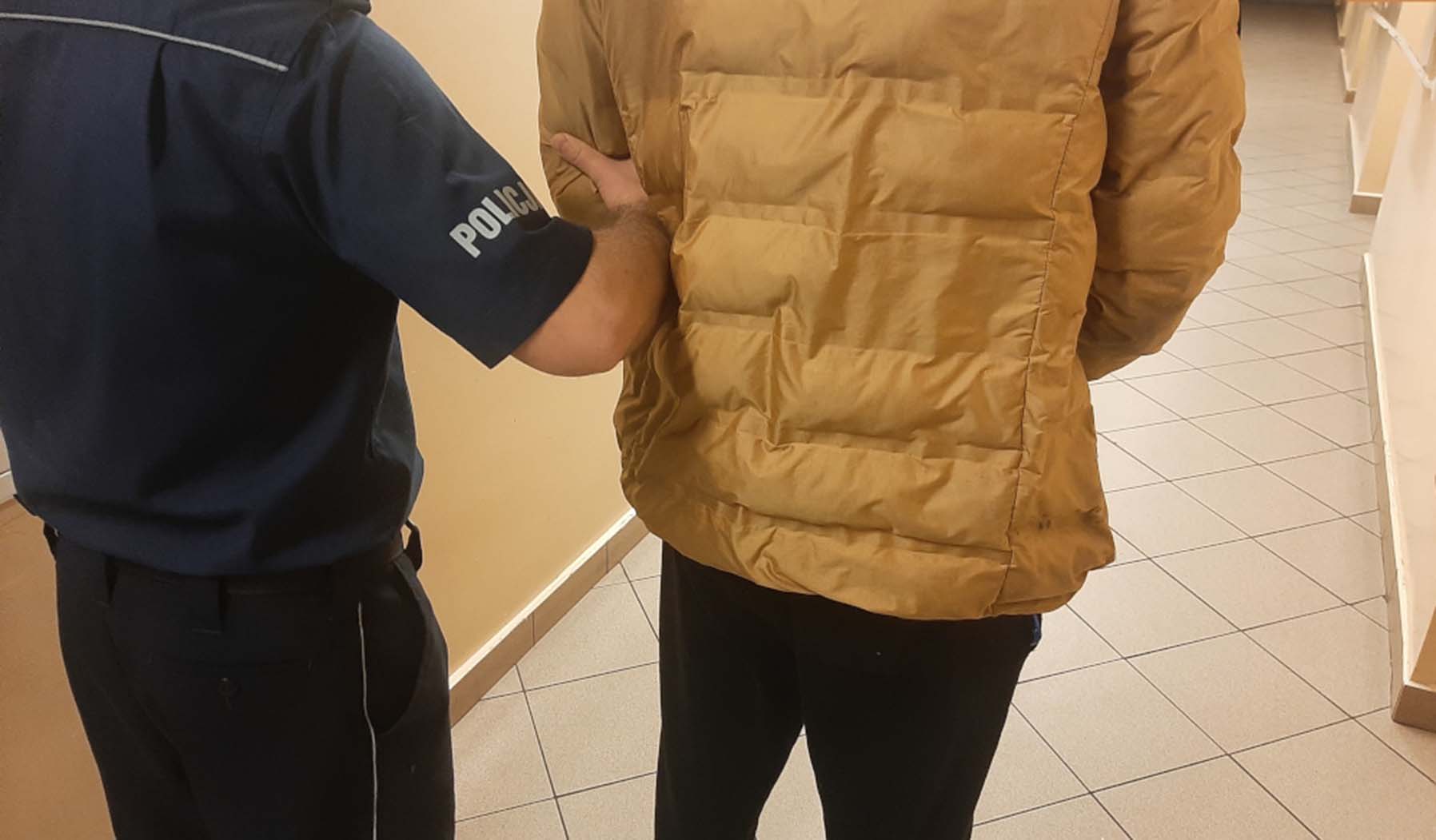 Na widok policjantów zatrzymał samochód i uciekł do lasu