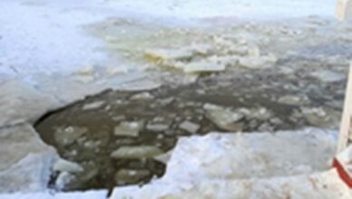 Pamiętaj! Wchodząc na zamarznięty zbiornik wodny zawsze ryzykujesz!