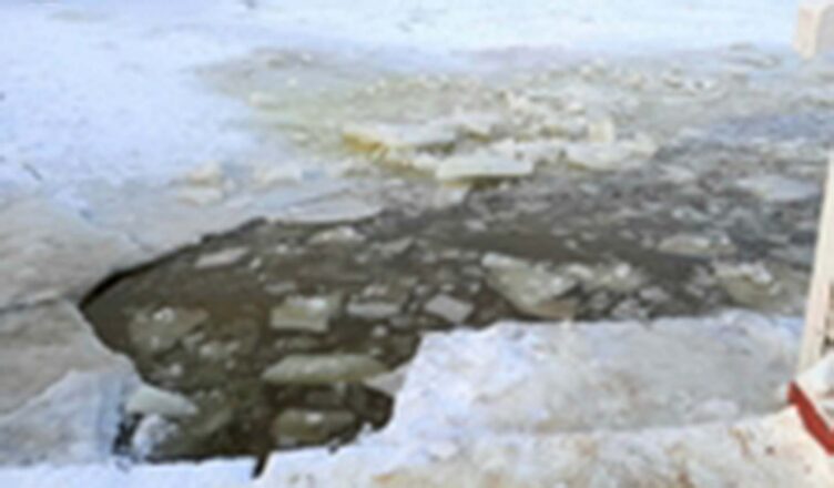 Pamiętaj! Wchodząc na zamarznięty zbiornik wodny zawsze ryzykujesz!