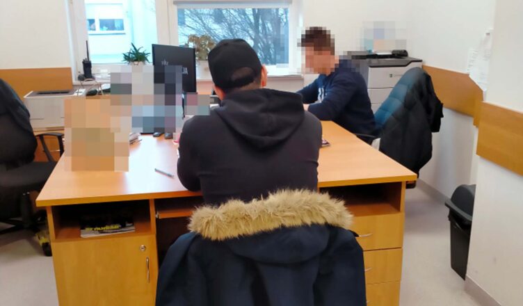 Oszust działający metodą na BLIK-a zatrzymany przez pruszkowskich policjantów