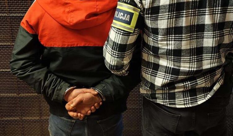 Poszukiwany mężczyzna uciekał przed policjantami