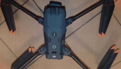 Strzelał do drona i rzucił w niego workiem z wodą