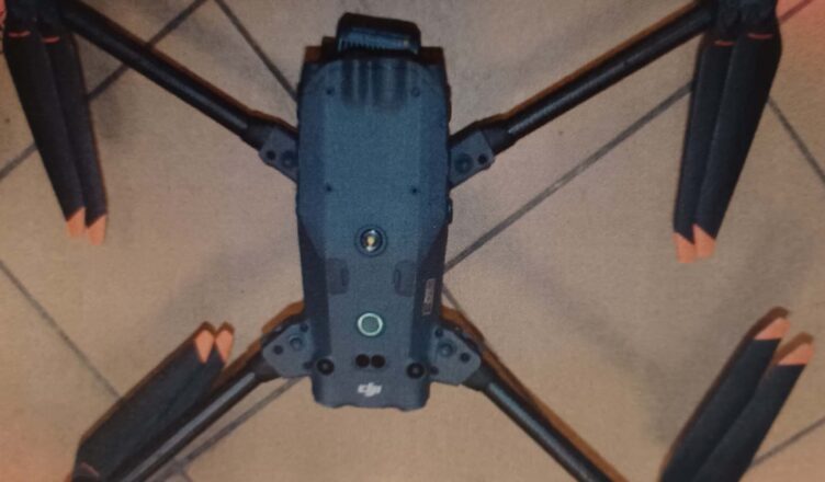 Strzelał do drona i rzucił w niego workiem z wodą