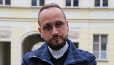 „Lepiej zapobiegać niż szukać krwi” - rozmowa z Tomaszem Trzaską, księdzem i suicydologiem