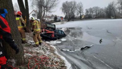 Stracił panowanie nad mercedesem i wjechał do stawu