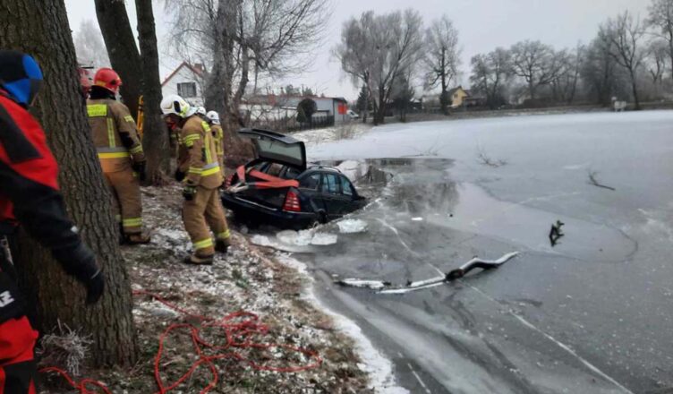 Stracił panowanie nad mercedesem i wjechał do stawu