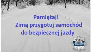Kolejny raz spadający z pojazdu lód uszkodził inne auto. Kierowco! Odśnieżanie samochodu to Twój obowiązek