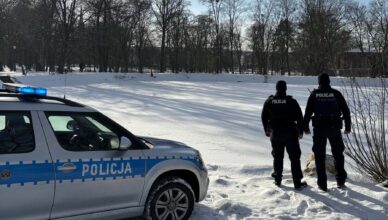 Policjanci kontrolują zamarznięte akweny