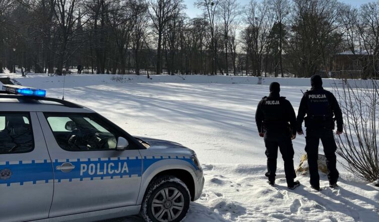 Policjanci kontrolują zamarznięte akweny