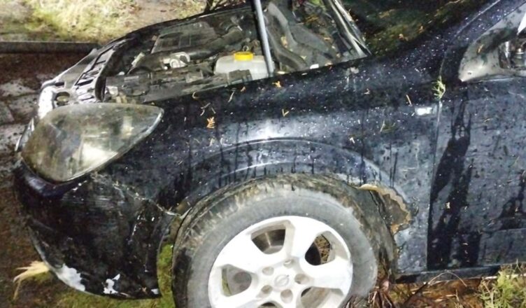 Pijany i bez prawa jazdy. Uciekając przed policjantami wjechał w ogrodzenie