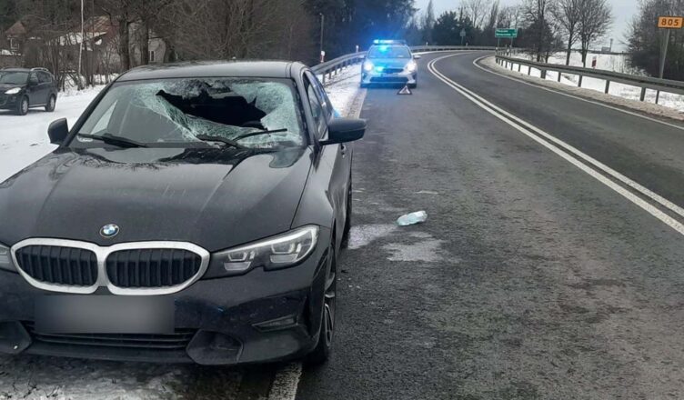 Bryła lodu spadła z naczepy, przebiła szybę i raniła kierowcę