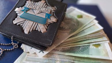 Przyniósł na komisariat znalezioną gotówkę