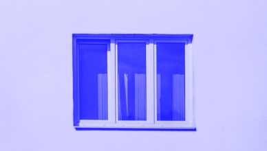 Wyskoczył przez okno, kiedy do drzwi zapukała Policja