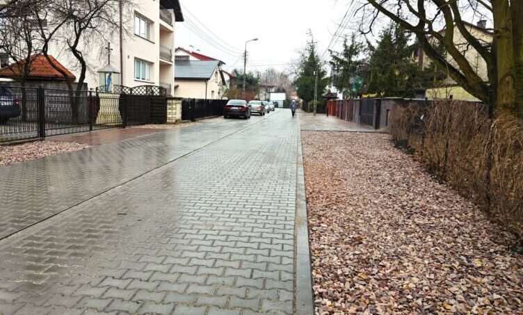 Zielonka - ulica Czwartaków już z nową nawierzchnią