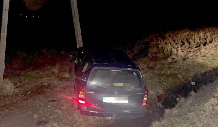 Podróż zakończył uderzając w przydrożny słup