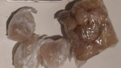 W mieszkaniu oprócz poszukiwanego znaleźli narkotyki