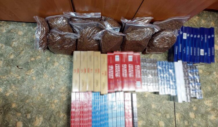 W aucie ukryła blisko 10 000 sztuk papierosów oraz 5 kilogramów suszu tytoniowego