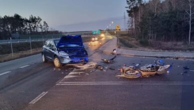 Dwa wypadki drogowe z udziałem niechronionych uczestników ruchu drogowego. Zginęła rowerzystka, a motocyklista został ranny.