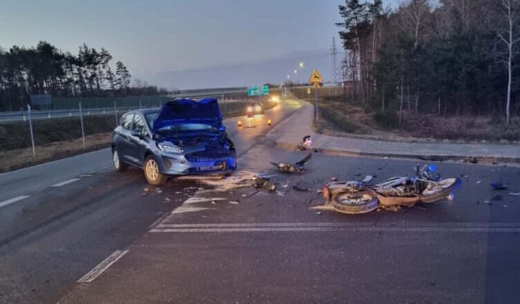 Dwa wypadki drogowe z udziałem niechronionych uczestników ruchu drogowego. Zginęła rowerzystka, a motocyklista został ranny.