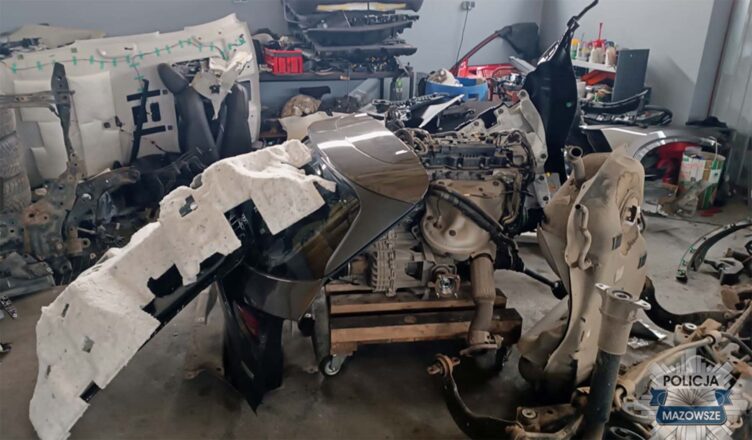 Policjanci zlikwidowali „dziuplę” samochodową. Odzyskano pojazd i części za prawie pół miliona złotych