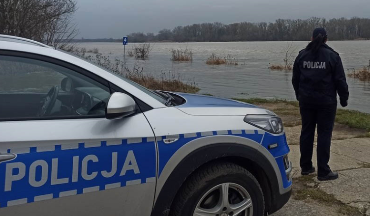 Pijany kierowca uciekał przez rzekę