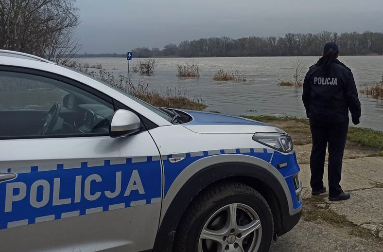 Pijany kierowca uciekał przez rzekę